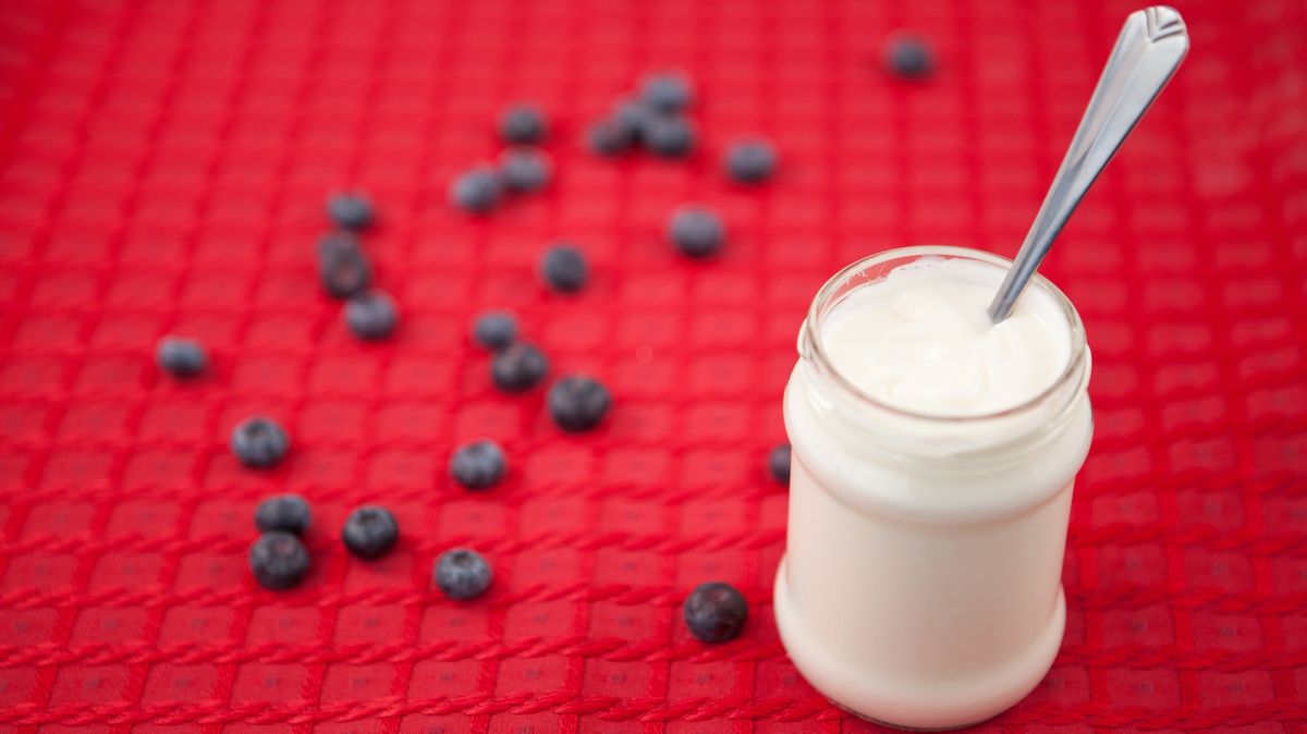 Jogurt ve skle je pro planetu horší než v plastu, tvrdí studie